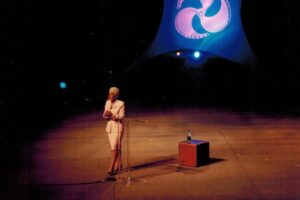 mimi-speaking-on-stage